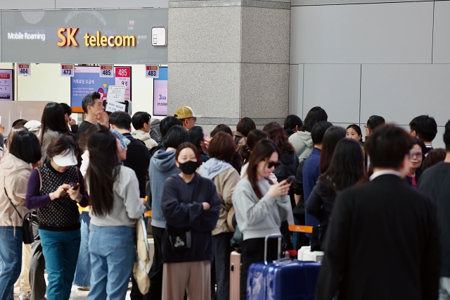 4월 29일 오전 인천국제공항 제1여객터미널 SK텔레콤 로밍센터에서 출국자들이 유심 교체를 위해 대기하고 있다. 사진 뉴시스