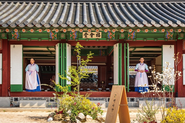 ‘경복궁 생과방’ 행사는 봄의 정취가 물씬 풍기는 경복궁 생과방에서 궁중 다과를 즐기는 프로그램이다. 사진 C영상미디어
