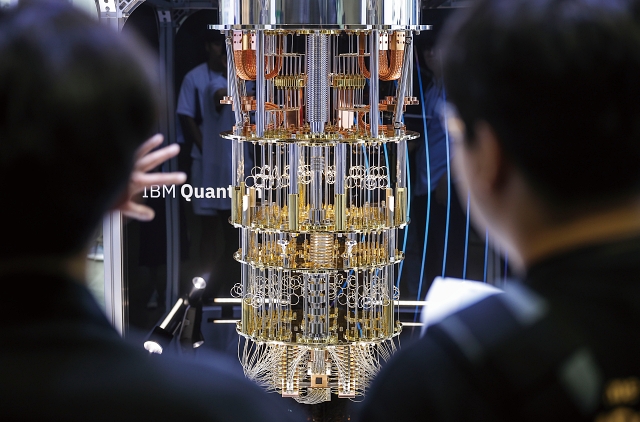 2024년 6월 경기 고양시 킨텍스에서 열린 ‘퀀텀코리아 2024’에서 참관객들이 IBM의 양자컴퓨터 ‘퀀텀’을 살펴보고 있다. 사진 뉴시스