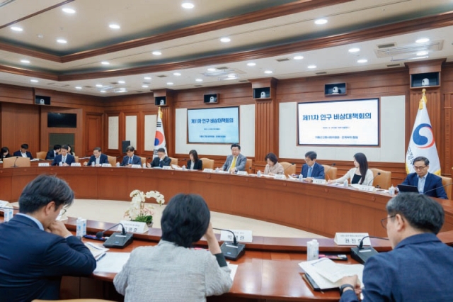 저출산·고령사회위원회가 4월 29일 정부서울청사에서 열린 제11차 인구 비상대책회의에서 저출생 대책 주요과제 추진계획 및 추가 보완과제 등을 논의하고 있다. 제공 저출산·고령사회위원회
