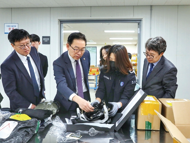 2024년 11월 15일 김완기(왼쪽 두 번째) 특허청장이 단속 위조상품을 둘러보고 있다. 사진 뉴시스