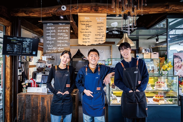이상창 세상상회 대표(가운데)와 청년 알바요정들. 세상상회를 거쳐간 직원들이 어느새 열여섯 명이나 된다. 사진 C영상미디어
