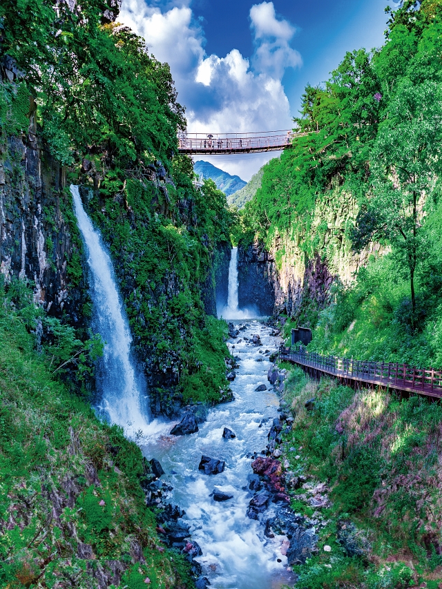 18m 높이의 낙차를 자랑하는 재인폭포는 주변 기암절벽과 계곡이 어우러져 장쾌한 풍경을 자랑한다. 사진 연천군청