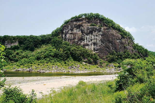 지질명소인 좌상바위는 연천군 궁평리마을 좌측에 있어 ‘좌상바위’라고 불린다. 사진 연천군청