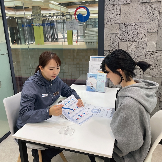 체력 측정이 끝난 후에는 개별 결과를 토대로 한 상담이 이어진다. 사진 국민체육진흥공단