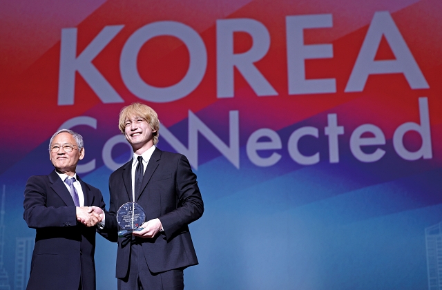 유인촌 문화체육관광부 장관이 한국관광 명예홍보대사로 위촉된 일본 배우 사카구치 켄타로에게 위촉패를 주고 있다.
