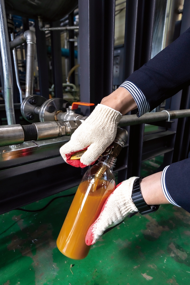 장치 밸브를 돌리자 빠르게 쏟아져 나오는 열분해유. 사진 C영상미디어