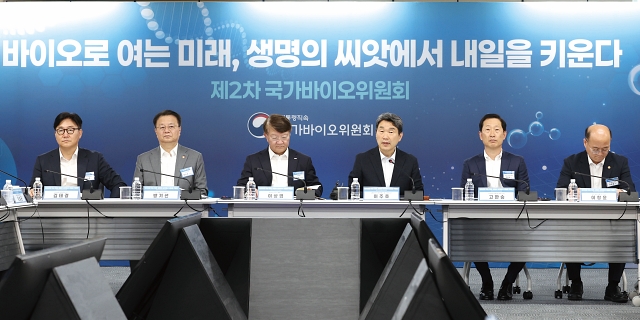 이주호 대통령 권한대행 부총리 겸 교육부 장관이 5월 20일 서울 중구 국가바이오위원회 회의실에서 &lsquo;제2차 국가바이오위원회 회의&rsquo;를 주재하고 있다. 사진 교육부