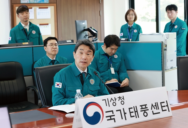 이주호 대통령 권한대행 부총리 겸 교육부 장관이 5월 14일 제주 서귀포시 국가태풍센터를 방문해 여름철 풍수해 대응 태세를 점검하고 있다. 사진 교육부