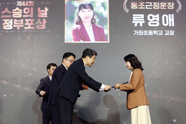5월 15일 서울 영등포구 FKI타워에서 열린 제44회 스승의날 기념식에서 이주호 대통령 권한대행 부총리 겸 교육부 장관이 류영애 가좌초등학교 교장에게 홍조근정훈장을 수여하고 있다. 사진 교육부