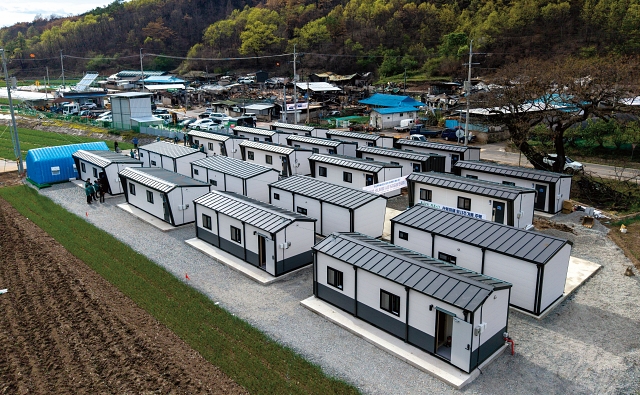 경북 안동시 일직면 명진리에 산불 피해 이재민을 위한 이동주택이 마련됐다. 사진 뉴시스