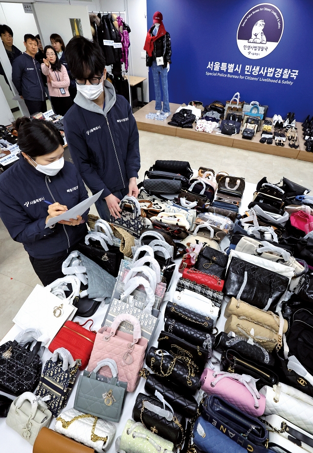 특허청은 전국 주요 시장을 대상으로 위조상품 집중단속에 나선다. 사진은 서울시 민생사법경찰국이 지난 2월 20일 압수한 물품을 정리하는 모습. 사진 뉴시스