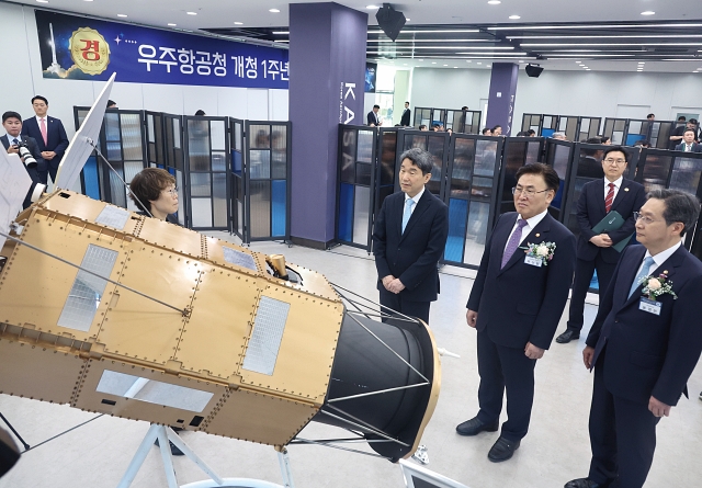 5월 27일 경남 사천 우주항공청에서 열린 ‘제1회 우주항공의 날’ 기념식에 참석한 정부 관계자들이 다목적실용위성 7호 모형을 살펴보고 있다. 사진 대통령실통신사진기자단