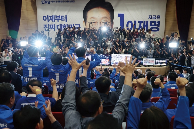 6월 3일 이재명 대통령의 선거상황실이 차려진 서울 영등포구 국회의원회관에서 당직자들이 개표 결과를 보며 환호하고 있다. 사진 뉴시스