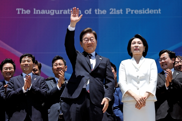 이재명 대통령과 김혜경 여사가 6월 4일 서울 영등포구 국회에서 제21대 대통령 취임 선서를 마치고 나와 잔디광장에 모인 시민들을 향해 인사하고 있다. 사진 뉴시스
