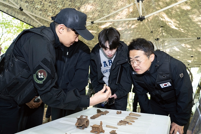 5월 2일 경기 가평군 청평면 상천리 329고지 일대에서 진행된 국방부 유해발굴감식단의 유해 발굴 현장에서 최태성 별별한국사연구소장(맨 오른쪽)이 감식원의 설명을 듣고 있다. 사진 국방부