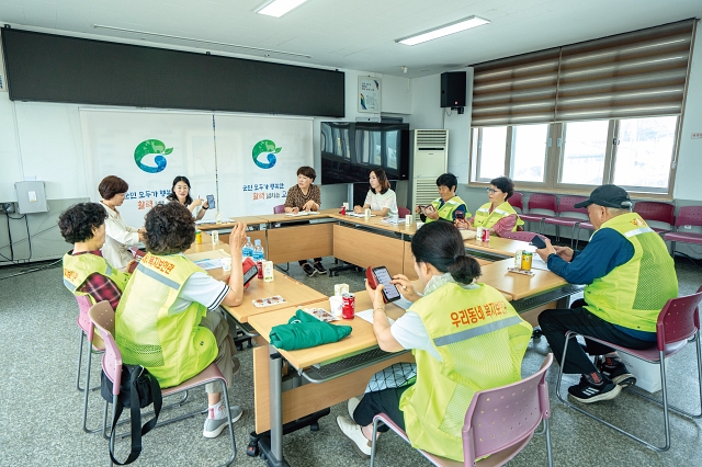 고창군 부안면 주민행복센터에서 우리동네 복지보안관과 고창군 공무원이 마을의 근황과 복지 사각지대에 놓인 이웃들의 상황에 대해 회의하고 있다. 사진 C영상미디어
