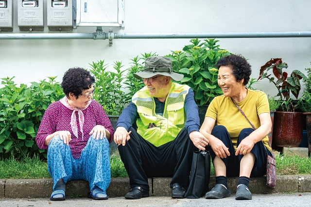 이명철 보안관이 담당 구역 주민들의 근황을 듣고 있다. 말벗이 돼주는 것도 보안관 임무 중 하나다.