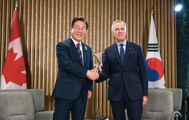 이재명 대통령이 6월 17일(현지시간) 주요 7개국(G7) 정상회의장에서 마크 카니 캐나다 총리와 한·캐나다 정상회담을 갖고 있다. 사진 공동취재단