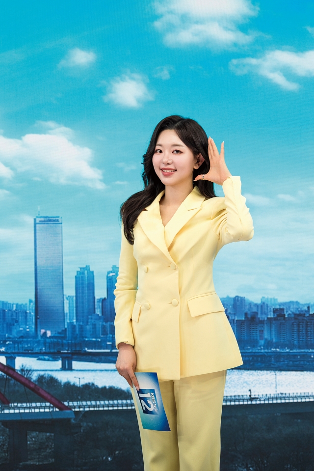 매일 낮 12시 노희지 앵커는 왼쪽 귀에 보청기를, 오른쪽 귀에는 인이어를 착용한 채 생방송 뉴스를 진행한다. 사진 C영상미디어
