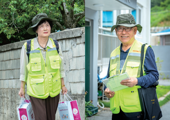 전북 고창군 ‘우리동네 복지보안관’으로 활동하고 있는 라귀자 씨(왼쪽)와 이명철 씨가 각자 맡은 구역을 순찰하고 있다. 사진 C영상미디어