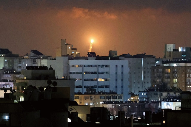 6월 17일 이란의 미사일 공격을 받고 있는 이스라엘의 해안도시 네타냐의 모습. 사진 AFP