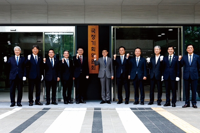 6월 16일 서울 종로구 정부서울청사 창성동 별관에서 국정기획위원회 출범 현판 제막식이 열렸다. 사진 뉴시스