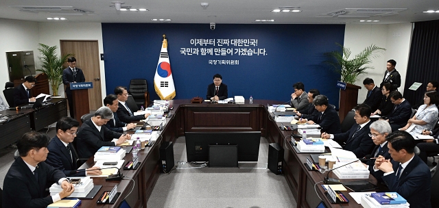 이한주 국정기획위원회 위원장이 6월 16일 정부서울청사 창성동 별관에서 열린 국정기획위 1차 전체회의에서 모두발언을 하고 있다. 사진 뉴시스
