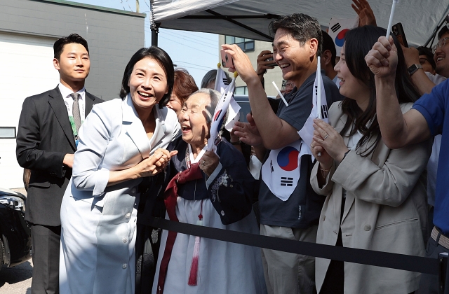 김혜경 여사가 6월 17일 캐나다 앨버타주 캘거리 한인회관에서 ‘캐나다 서부 동포사회와의 대화’ 간담회를 갖기에 앞서 교민들과 인사하고 있다. 사진 뉴시스