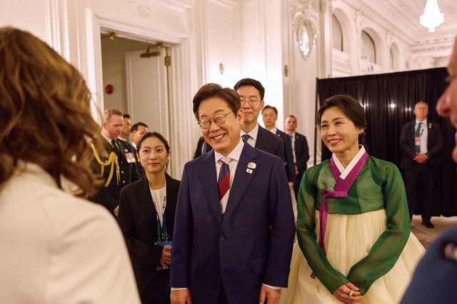 주요 7개국(G7) 초청국 리셉션에서 참석자들과 대화를 나누고 있는 이 대통령과 한복을 입은 김혜경 여사. 사진 뉴시스