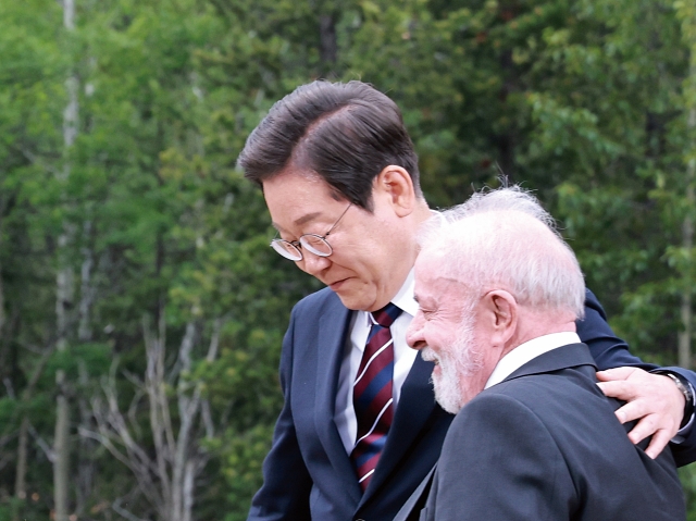 이재명 대통령이 주요 7개국(G7) 정상회의장에서 G7 및 초청국 정상과 단체사진 촬영을 마치고 루이스 이나시우 룰라 다시우바 브라질 대통령과 함께 퇴장하고 있다. 사진 공동취재단