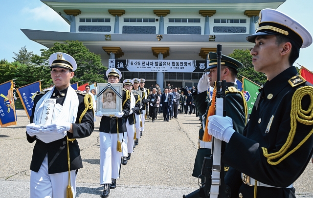 대전 국립대전현충원에서 열린 6·25전쟁 전사자 발굴유해 합동 안장식에서 영결식을 마친 전사자들의 영정 및 영현이 안장을 위해 이동하고 있다. 사진 육군