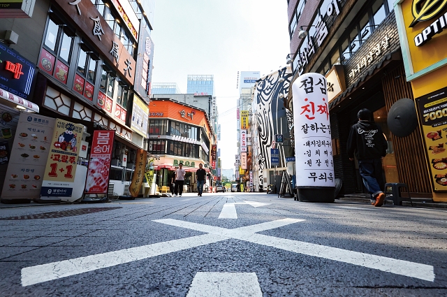 중소벤처기업부는 6월 24일 고금리·고물가 등으로 어려움을 겪는 소상공인을 대상으로 ‘3대 지원사업’을 시행한다고 밝혔다. 사진은 서울 종로구 종각 젊음의 거리 모습. 사진 뉴시스
