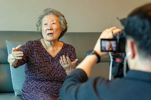 심인복 씨가 아버지에게 보내는 영상편지를 촬영하면서 어린 시절 기억을 되살리고 있다. 영상편지는 2005년부터 2024년 말까지 총 2만 7102편이 제작됐다. 사진 C영상미디어