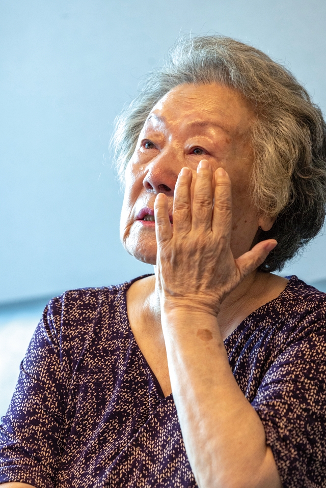 납북자 가족 심인복 씨가 아버지에게 보내는 75년 만의 영상편지를 촬영하며 눈물을 흘리고 있다. 사진 C영상미디어