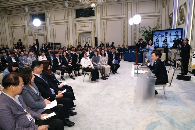 이재명 대통령이 7월 3일 청와대 영빈관에서 열린 ‘대통령의 30일, 언론이 묻고 국민에게 답하다’ 기자회견에서 출입기자 질문에 답변하고 있다. 사진 뉴시스