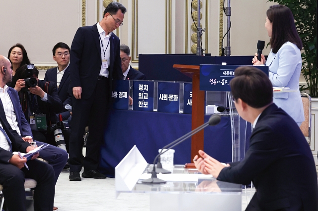 7월 3일 기자회견에서 취재진이 질문 추첨함에서 명함을 뽑고 있다. 사진 대통령실