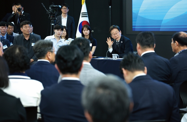 이재명 대통령이 6월 25일 광주광역시 국립아시아문화전당에서 열린 ‘광주시민·전남도민 타운홀미팅’에서 발언하고 있다. 사진 뉴시스