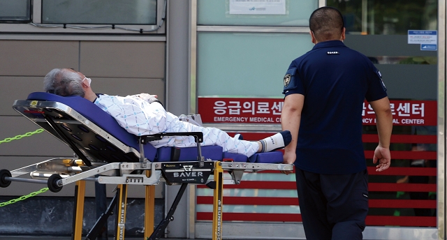 정부는 응급실 내원 후 24시간 이내 시행된 응급수술에 대한 가산율을 인상하는 등 응급 진료 강화를 지원한다. 사진 뉴시스