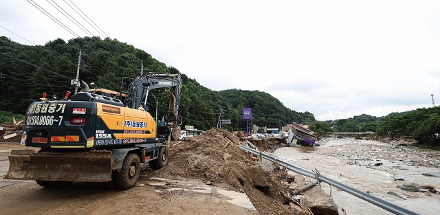 7월 21일 경기 가평군 조종면 십이탄천변 폭우 피해 건물 인근에서 복구 작업이 진행 중이다. 사진 뉴시스