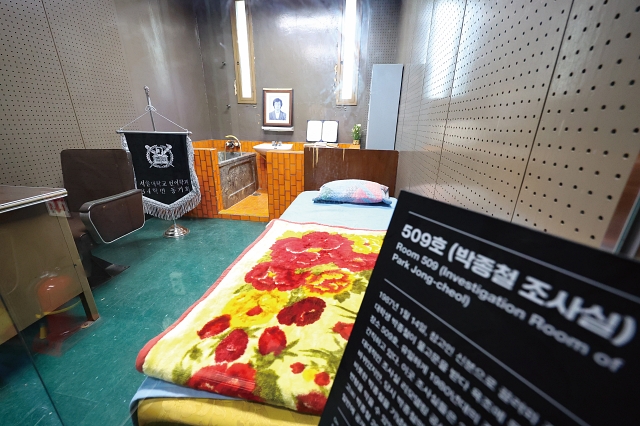 민주화운동기념관 내 박종철 열사 조사실 모습. 1987년 1월 박종철 열사는 이곳에서 물고문을 당하다 숨졌다. 사진 뉴시스