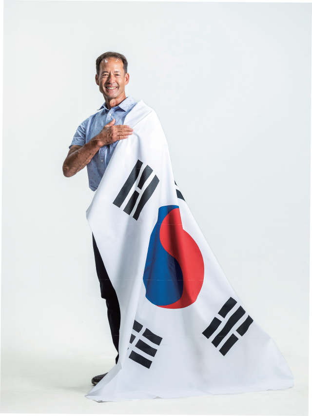글렌 윈켈이 대형 태극기를 어깨에 두르고 환하게 웃고 있다. 사진 C영상미디어
