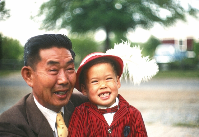 다섯 살 즈음 글렌 윈켈이 미국 뉴욕에서 외할아버지인 고 신을노 선생과 찍은 사진. 신을노 선생 부부는 이때 처음 뉴욕을 방문했다고 한다. 사진 글렌 윈켈