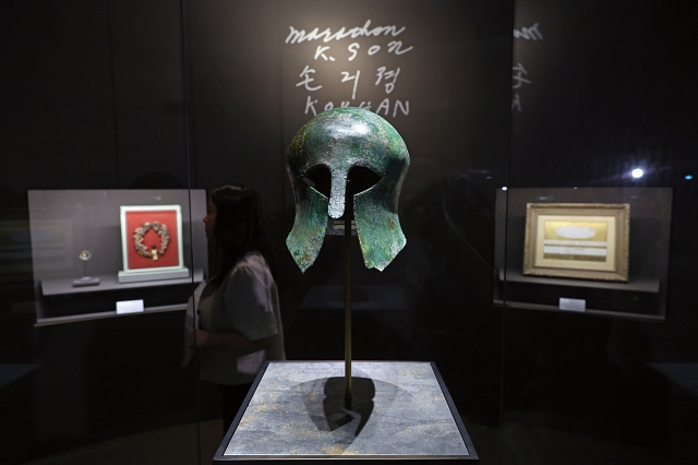 광복 80주년을 맞아 국립중앙박물관에서 열리는 특별전 ‘두 발로 세계를 재패하다’에 한국인 첫 금메달리스트인 손기정 선수가 기증한 ‘고대 그리스 청동 투구’가 전시돼 있다. 사진 뉴시스