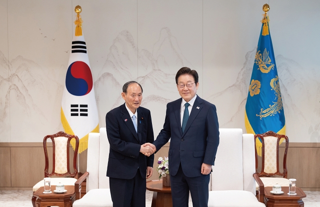 이재명 대통령이 7월 30일 용산 대통령실에서 일한의원연맹 회장인 스가 요시히데 전 일본 총리를 접견하며 기념촬영을 하고 있다. 사진 대통령실
