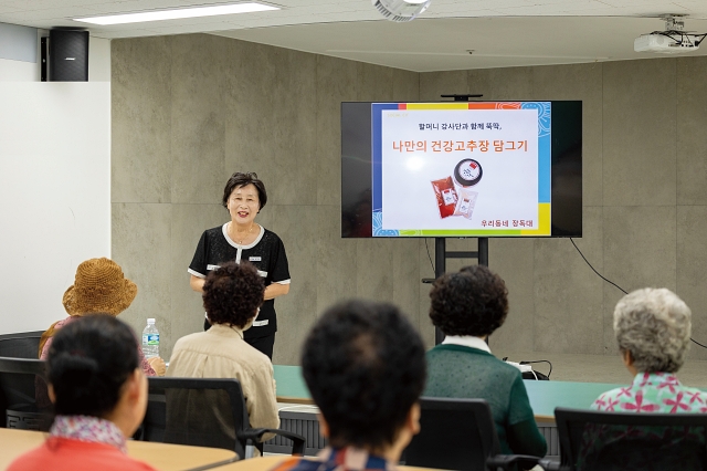 ‘할머니 강사단’에 선발된 양국순 씨가 수업에 앞서 자기소개를 하고 있다.