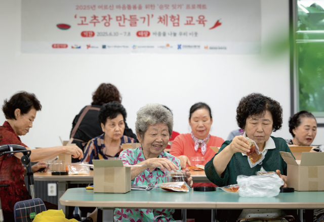 고춧가루와 메줏가루, 조청을 섞기만 하면 5분도 안돼 고추장이 완성된다. 전통 제조방식에 익숙한 수강생들은 고추장을 간단히 만들 수 있다는 게 신기하기만 하다. 사진 C영상미디어