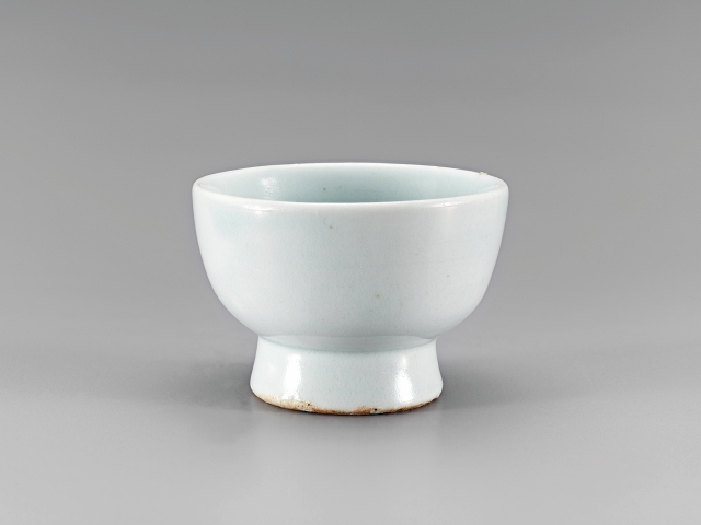 「茶」가 쓰인 백자 청화 제기 잔(白磁茶銘祭器)’, 높이 5.1㎝ 입지름 8.1㎝, 국립중앙박물관