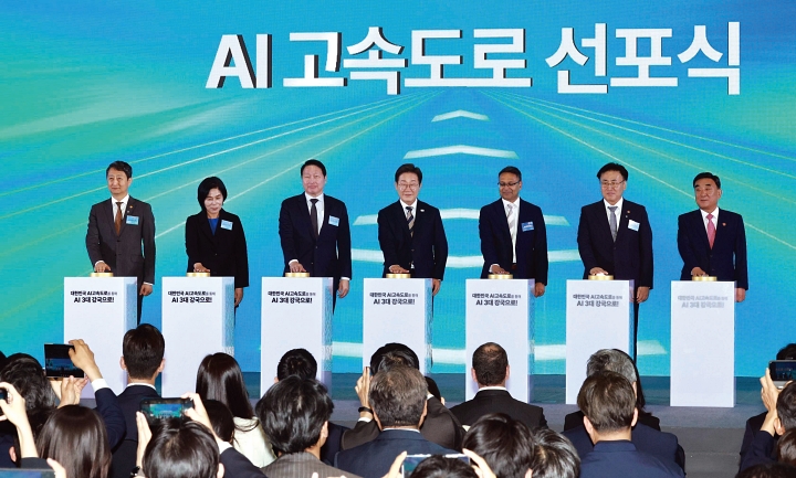 이재명 대통령이 6월 20일 울산전시컨벤션센터에서 열린 울산 AI 데이터센터 출범식에서 참석자들과 함께 세리머니를 하고 있다. 사진 뉴시스