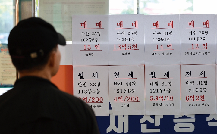 9월 23일 오후 서울 시내의 부동산 중개업소에 매물 정보가 게시돼 있다. 서울 전체 거래에서 '6억 원 이하' 아파트가 차지하는 비중은 2015년 80.5%에서 2025년 15.8%로 급락했다. 사진 뉴시스